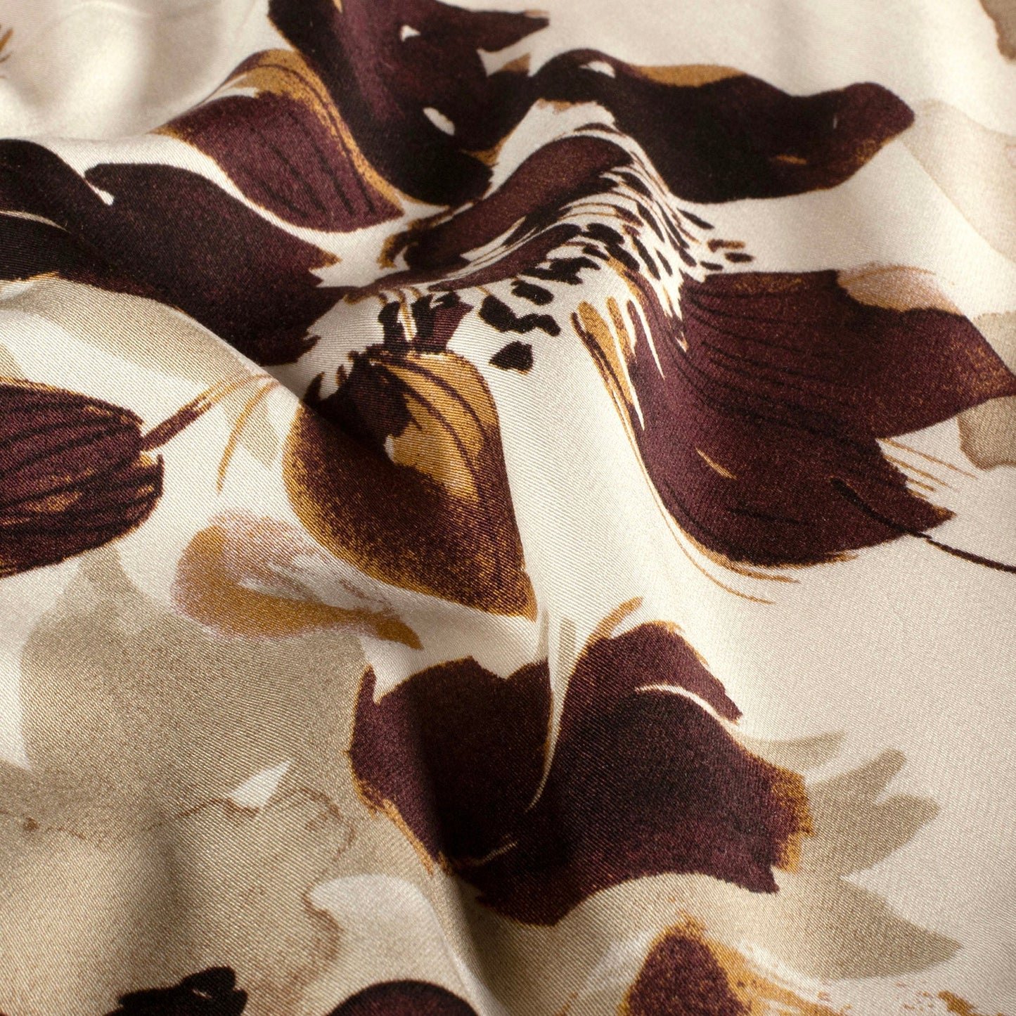 Viscose Satijn stof bedrukt Bloemen Camel